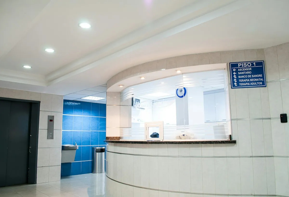 Pasillo luminoso y moderno de un consultorio médico privado