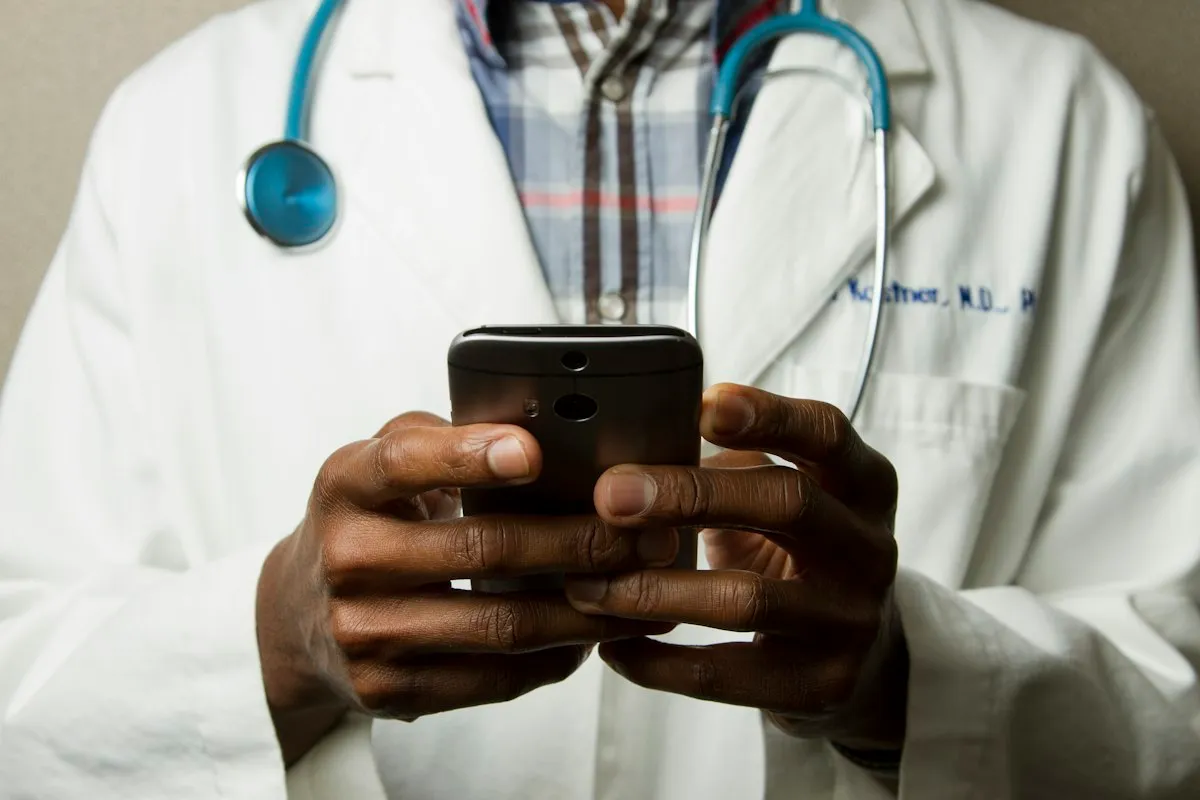 Equipo médico revisando un estudio cardiológico